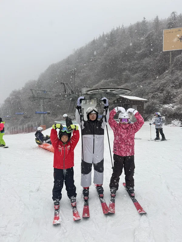 스키를 착용하고 나란히 기념사진을 찍는 수강생들